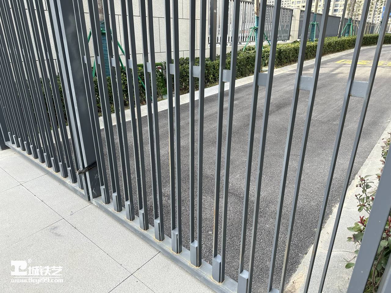 抖音万款铁艺栏杆第455期-视频讲解-铁艺大门|庭院门|小区大门TDM2193-实景拍摄-图5