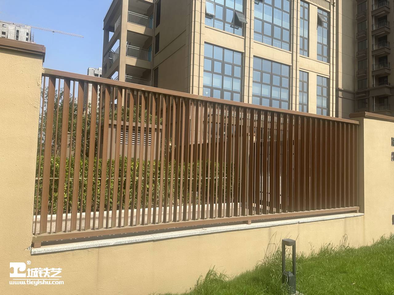 抖音万款铁艺栏杆第525期-视频讲解-铁艺围栏|铁艺围墙|围墙护栏TW23122-实景拍摄-图3