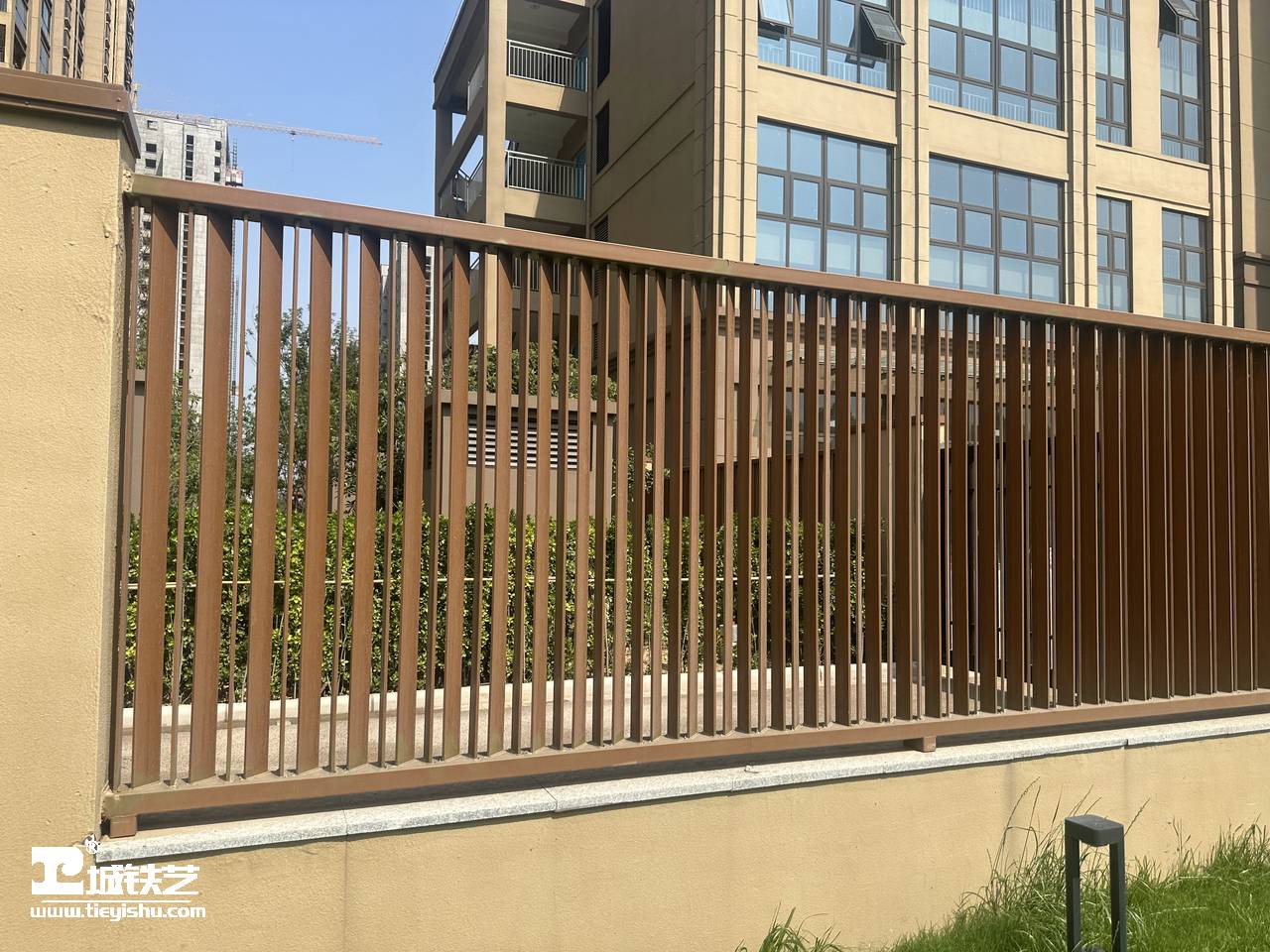抖音万款铁艺栏杆第525期-视频讲解-铁艺围栏|铁艺围墙|围墙护栏TW23122-实景拍摄-图5
