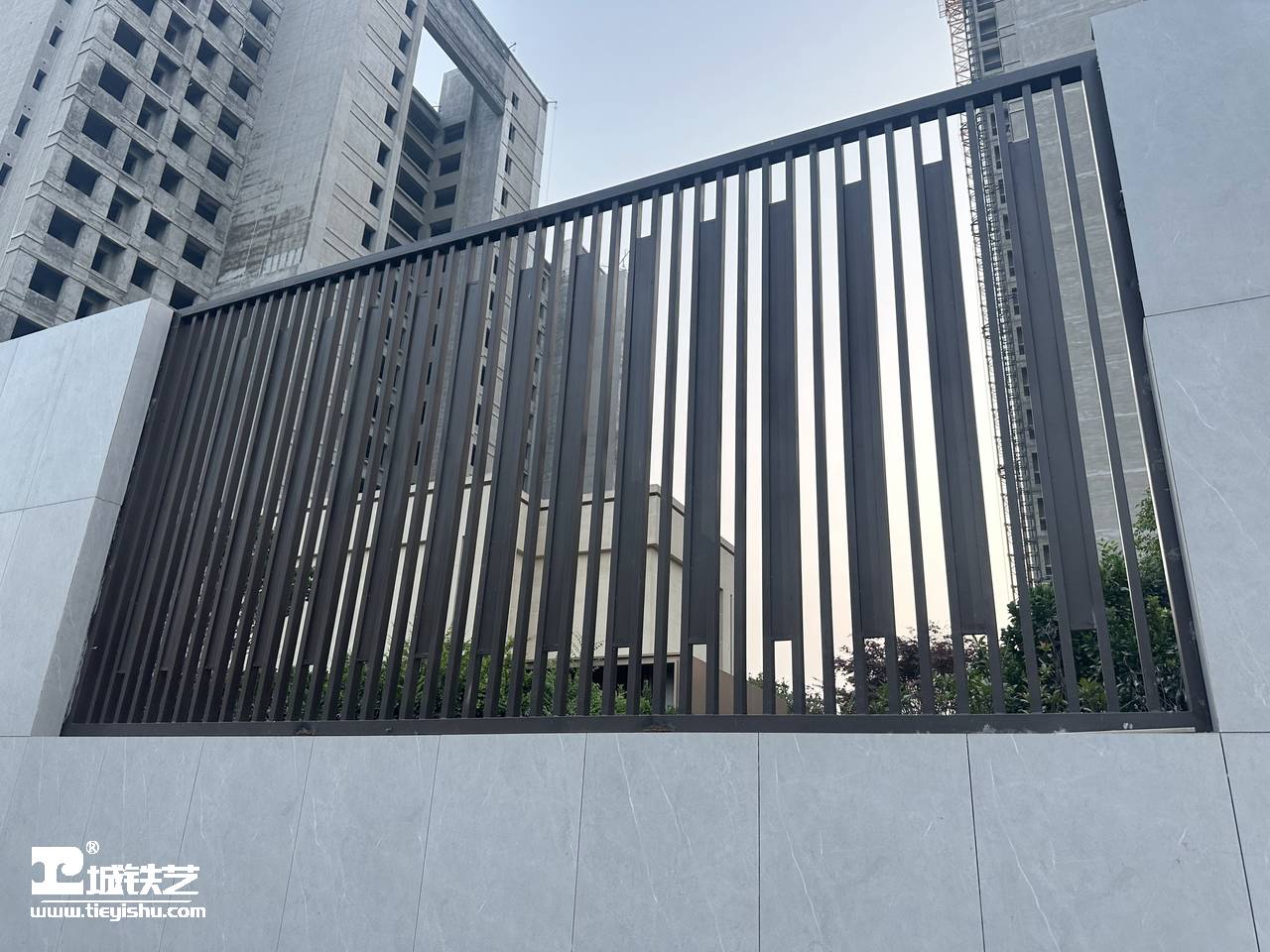 抖音万款铁艺栏杆第547期-视频讲解-铁艺围栏|铁艺围墙|围墙护栏TW23137-实景拍摄-图1