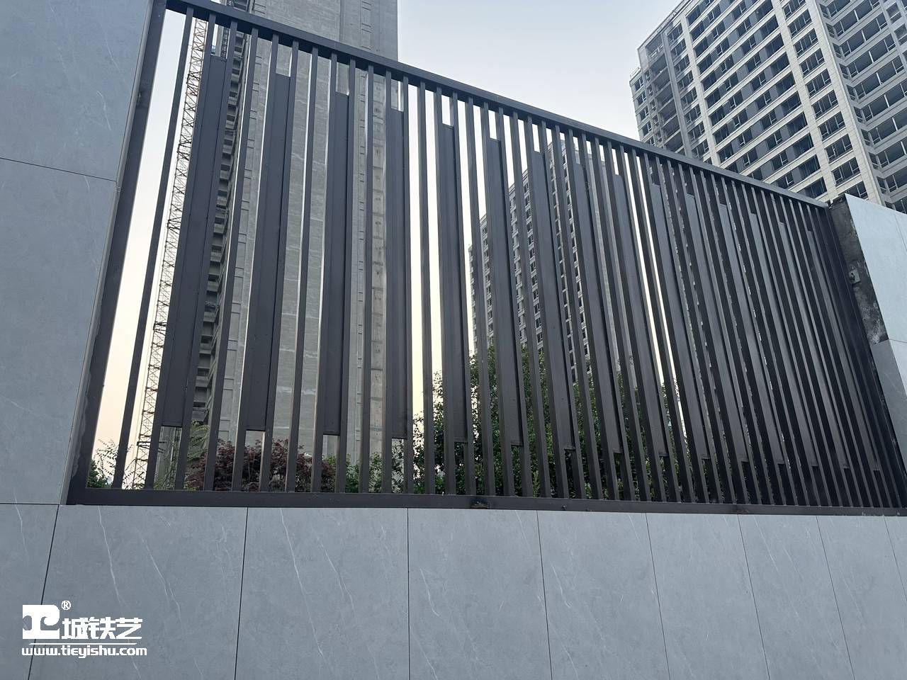 抖音万款铁艺栏杆第547期-视频讲解-铁艺围栏|铁艺围墙|围墙护栏TW23137-实景拍摄-图2