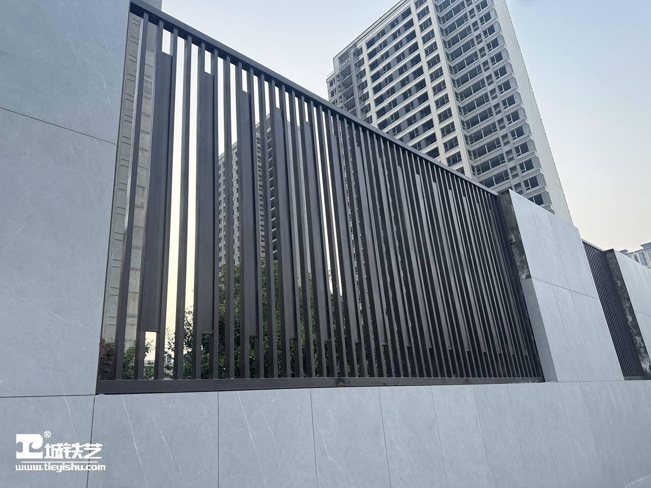 抖音万款铁艺栏杆第547期-视频讲解-铁艺围栏|铁艺围墙|围墙护栏TW23137-实景拍摄-图5