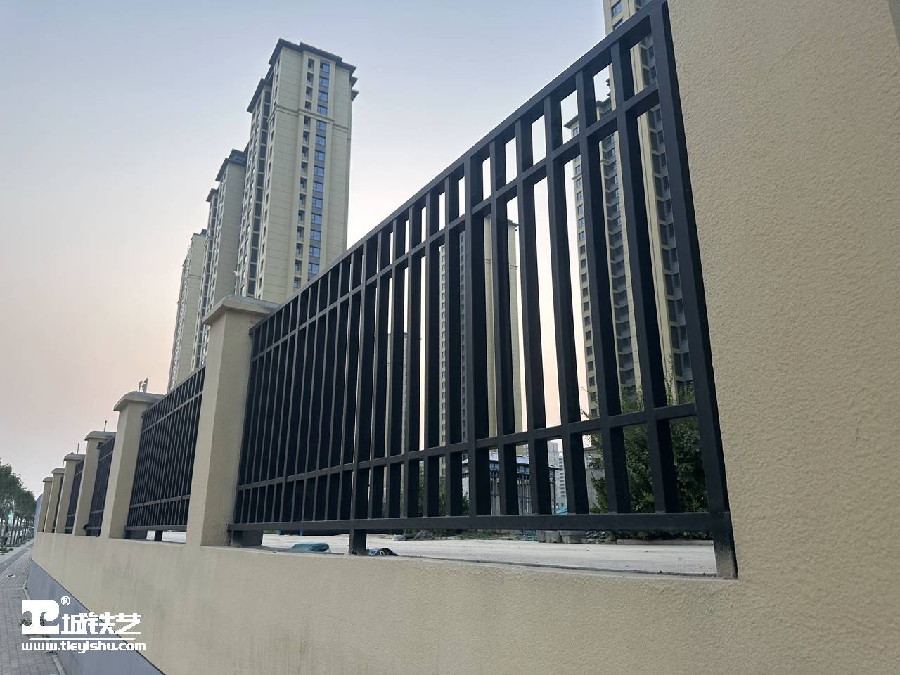 抖音万款铁艺栏杆第548期-视频讲解-铁艺围栏|铁艺围墙|围墙护栏TW23138-实景拍摄-图3