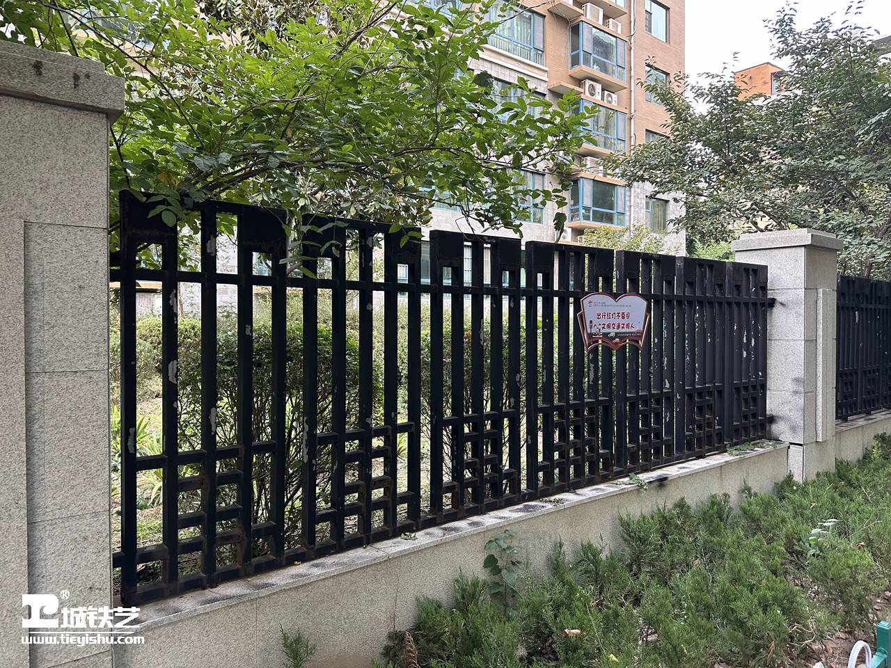 抖音万款铁艺栏杆第595期-视频讲解-铁艺围栏|铁艺围墙|围墙护栏TW23173-实景拍摄-图3