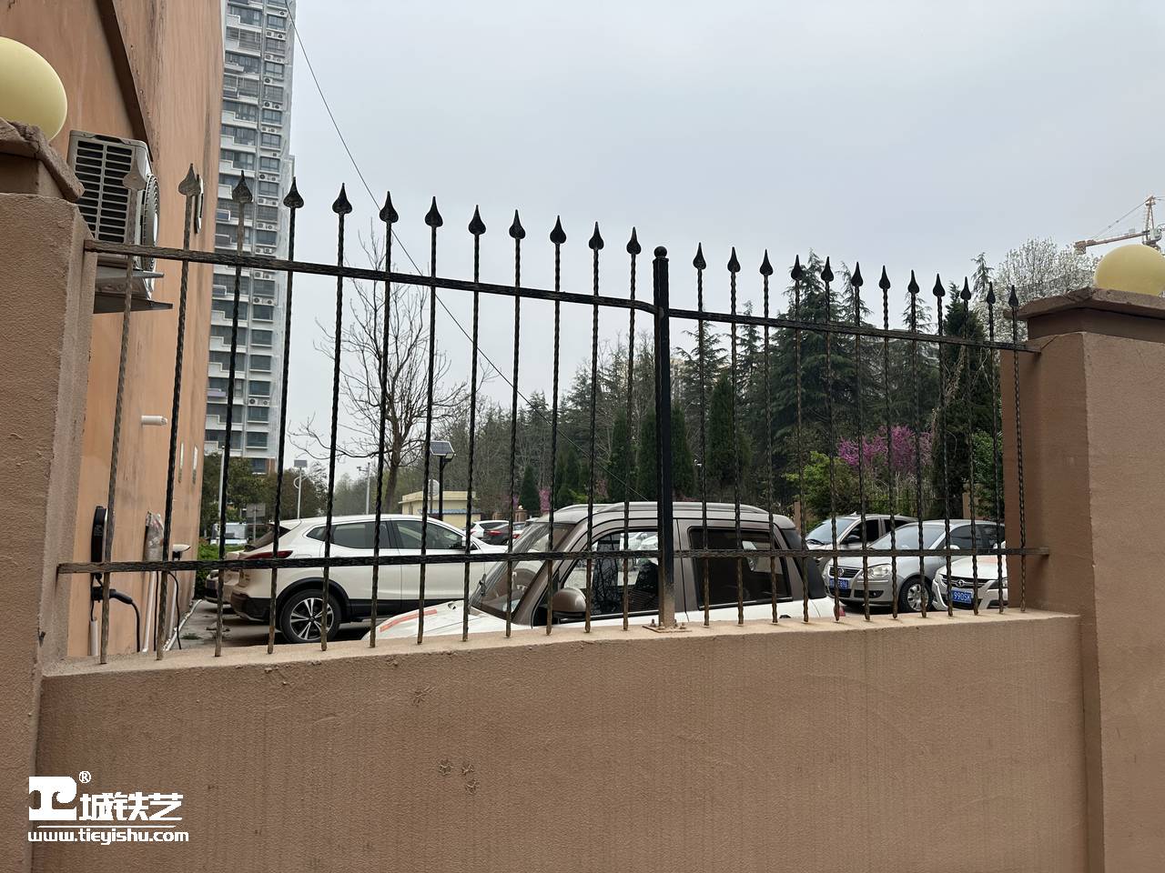 抖音万款铁艺栏杆第713期-视频讲解-铁艺围栏|铁艺围墙|围墙护栏TW23283-实景拍摄-图1