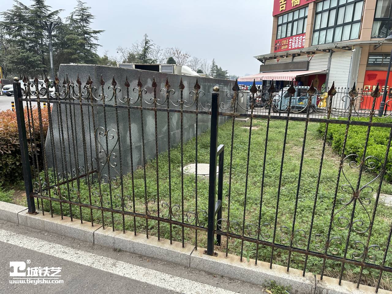 抖音万款铁艺栏杆第714期-视频讲解-铁艺围栏|铁艺围墙|围墙护栏TW23285-实景拍摄-图2