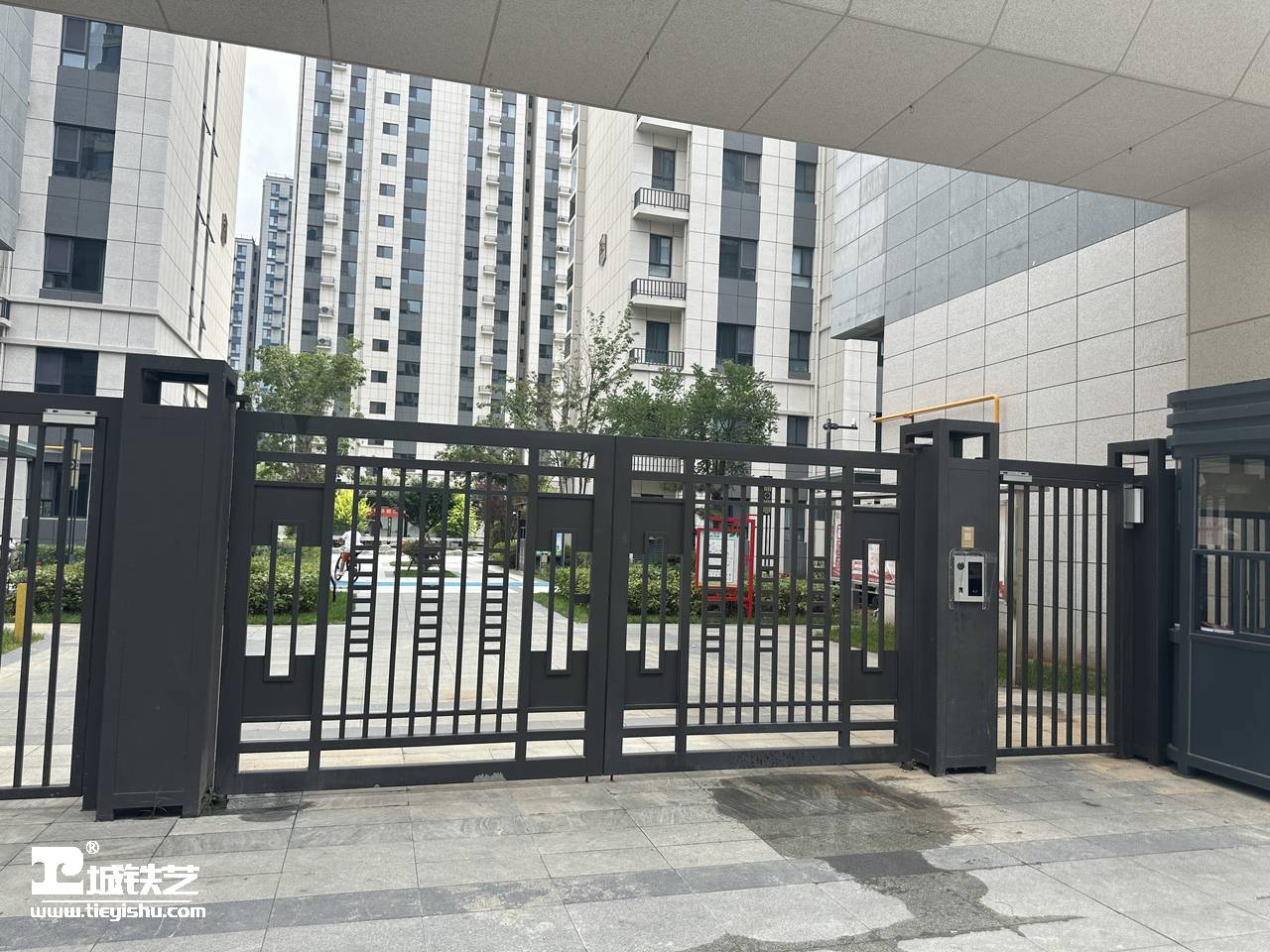 抖音万款铁艺栏杆第737期-视频讲解-铁艺大门|庭院门|小区大门TDM2351-实景拍摄-图1