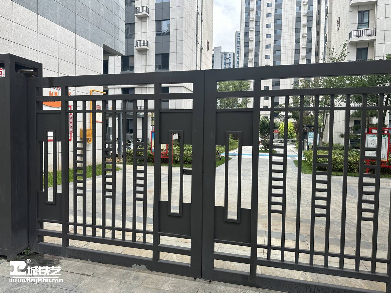 抖音万款铁艺栏杆第737期-视频讲解-铁艺大门|庭院门|小区大门TDM2351-实景拍摄-图2