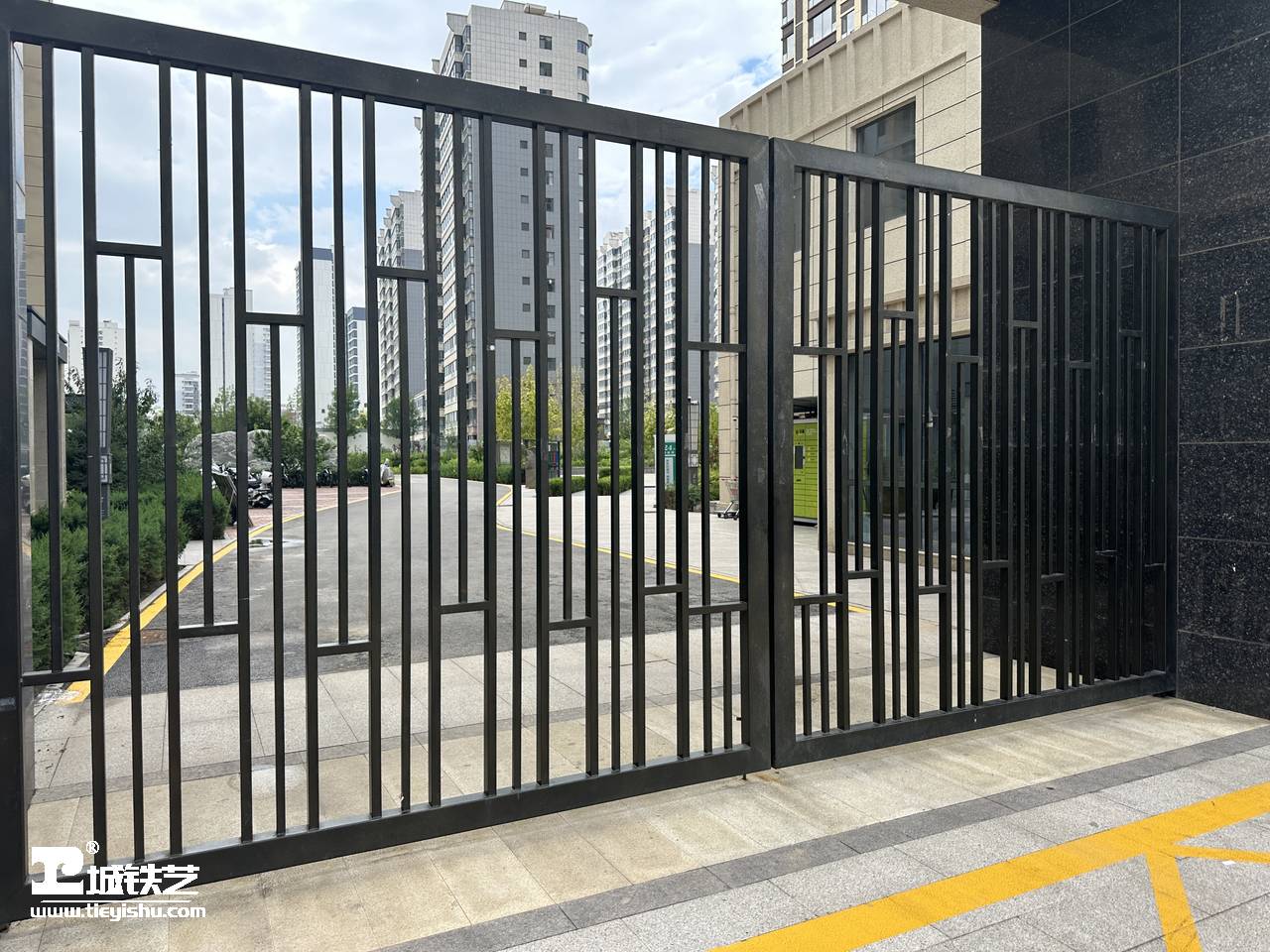 抖音万款铁艺栏杆第744期-视频讲解-铁艺大门|庭院门|小区大门TDM2353-实景拍摄-图1