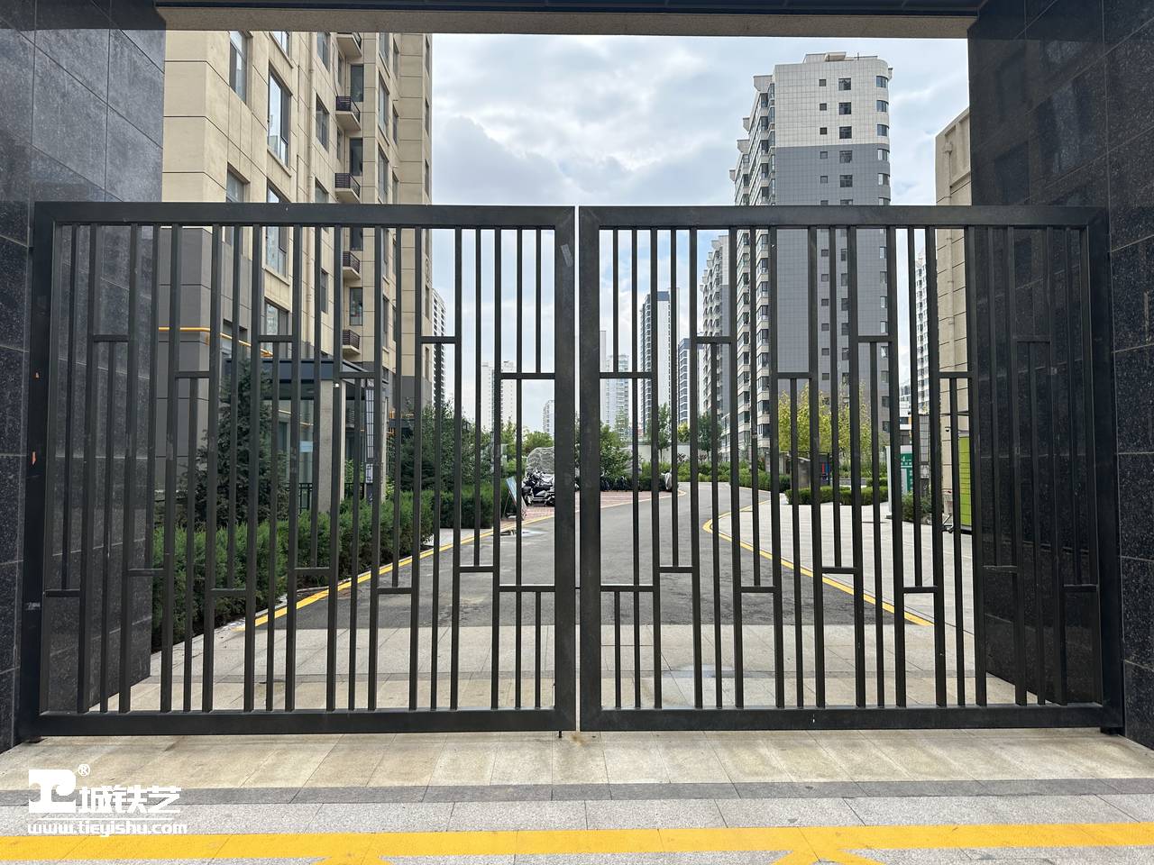 抖音万款铁艺栏杆第744期-视频讲解-铁艺大门|庭院门|小区大门TDM2353-实景拍摄-图2