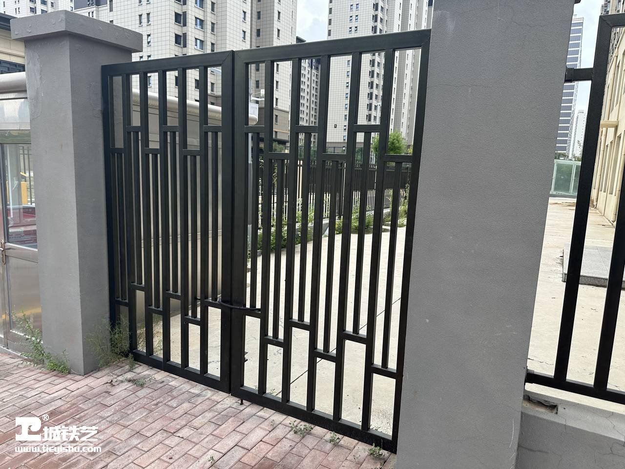 抖音万款铁艺栏杆第744期-视频讲解-铁艺大门|庭院门|小区大门TDM2353-实景拍摄-图4