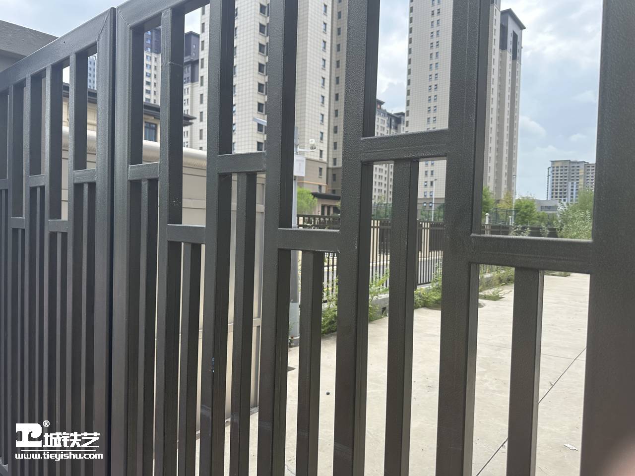 抖音万款铁艺栏杆第744期-视频讲解-铁艺大门|庭院门|小区大门TDM2353-实景拍摄-图7