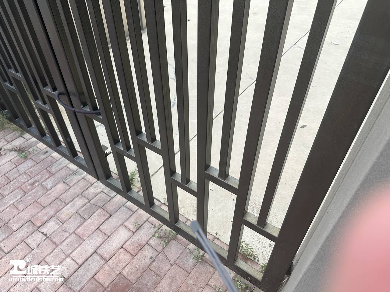 抖音万款铁艺栏杆第744期-视频讲解-铁艺大门|庭院门|小区大门TDM2353-实景拍摄-图8